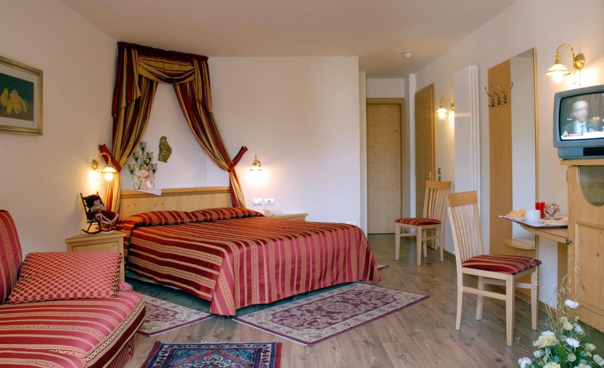 Hotel Sass Maor Fiera Di Primiero Esterno foto
